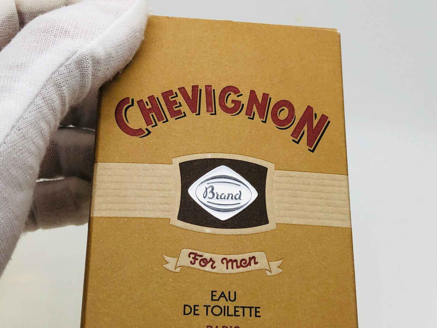 Scatola di profumo Chevignon Vintage Eau de Toilette per uomini con design classico