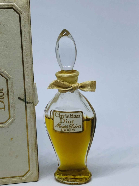 Bottiglia di profumo Miss Dior Amphore di Christian Dior con tappo elegante e nastro decorativo