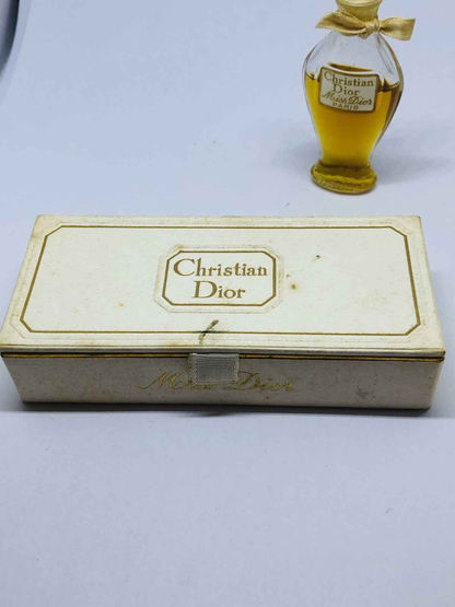 Scatola e flacone di profumo Miss Dior Amphore in vetro con etichetta classica di Christian Dior