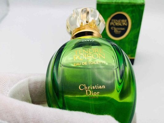 Flacone di Profumo Dior Tendre Poison in vetro verde con confezione elegante e tappo dorato