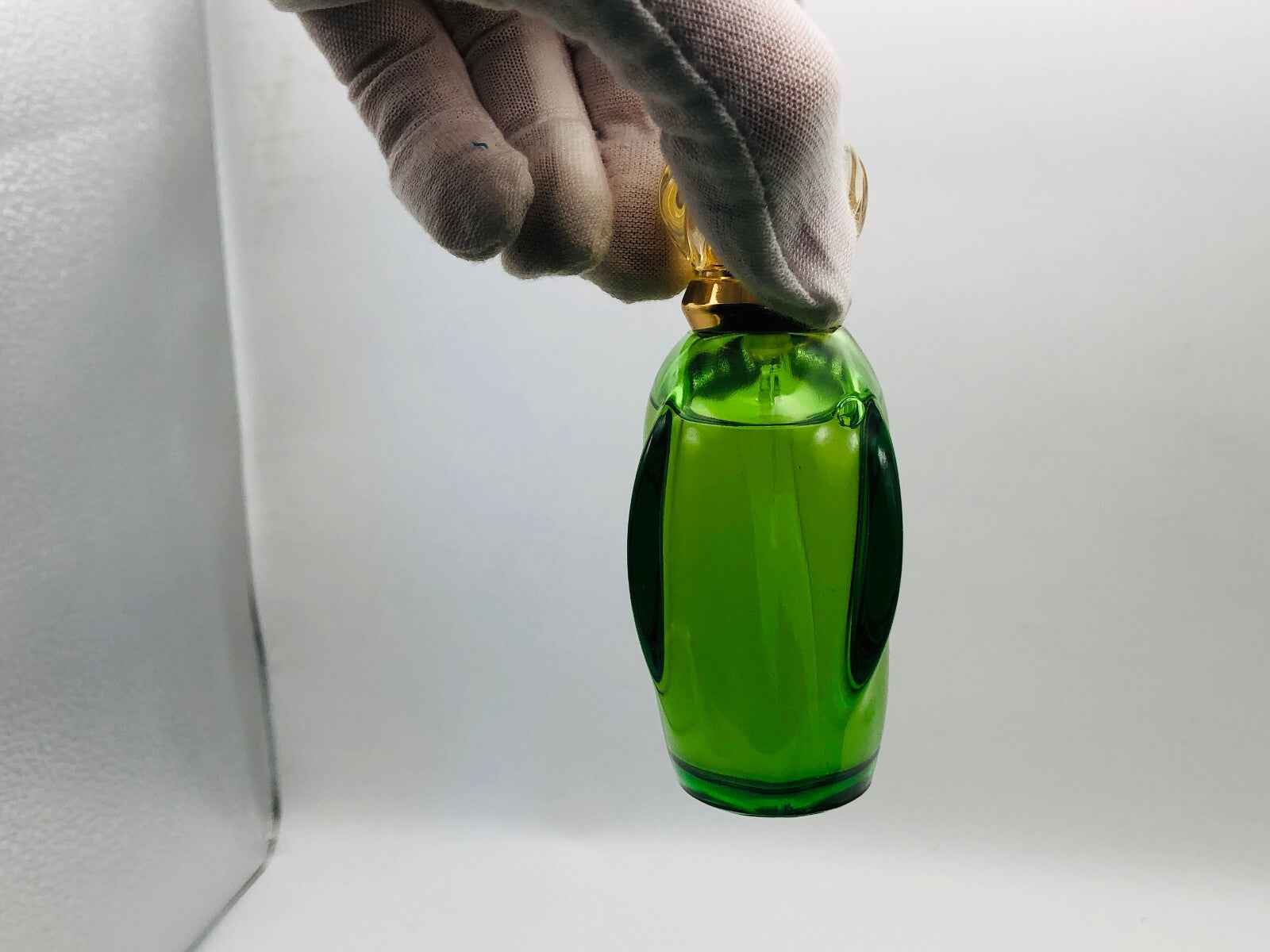 Flacone di profumo Dior Tendre Poison in vetro verde con tappo dorato, elegante e raffinato