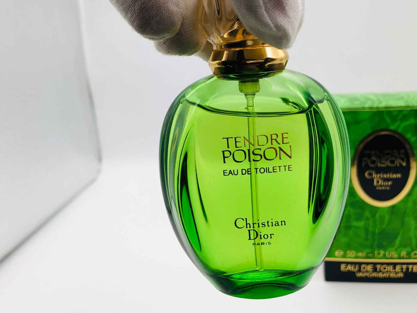 Flacone di profumo Dior Tendre Poison in vetro verde con spruzzatore e confezione regalo