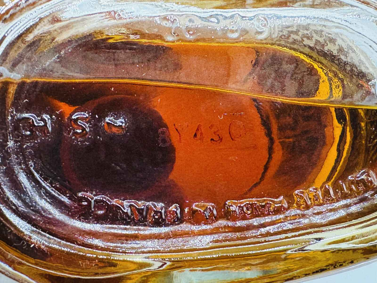 Bottiglia di profumo Diorella Vintage con liquido dorato e dettagli vintage in evidenza