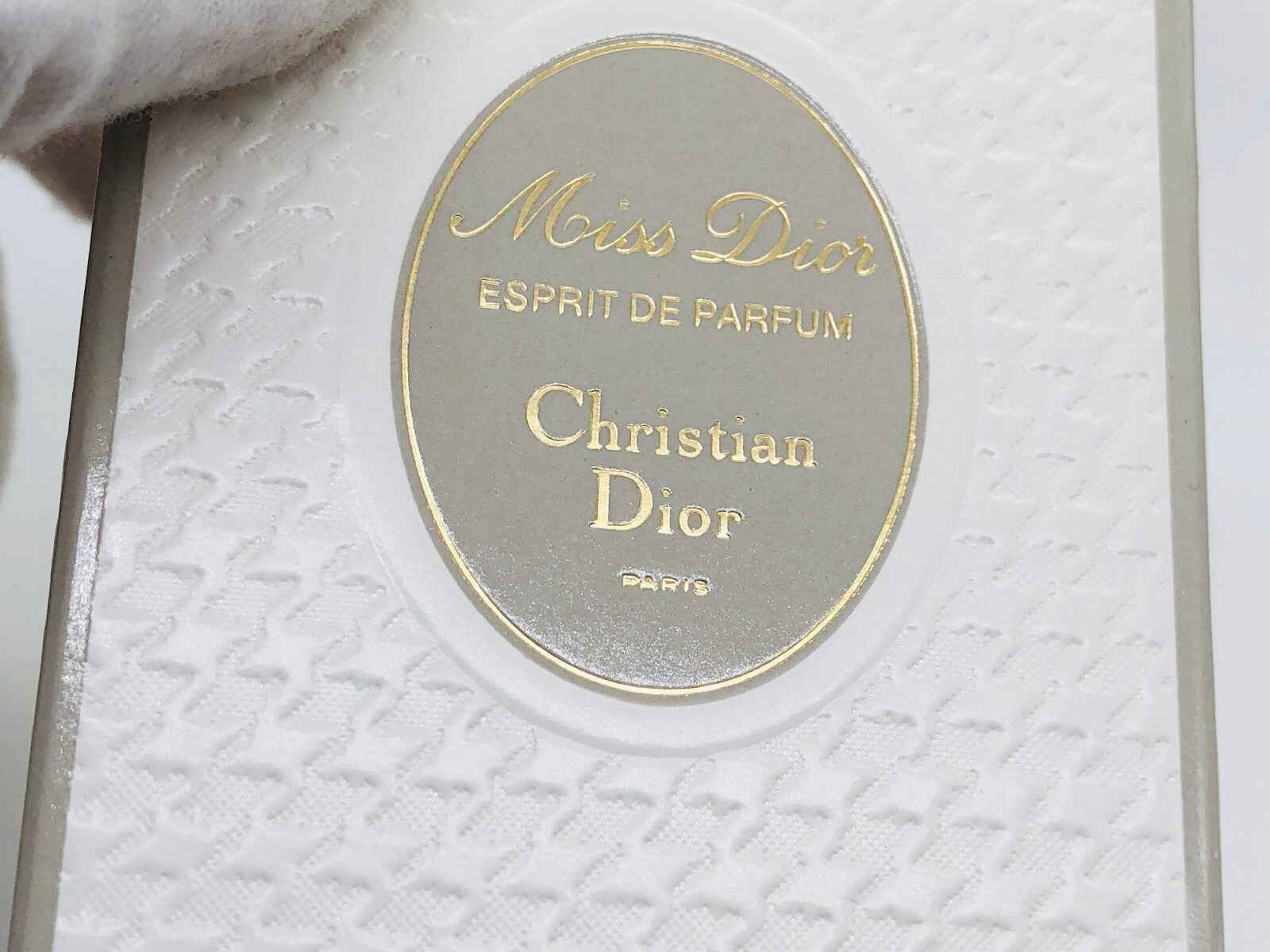 Scatola di profumo Miss Dior Vintage con logo in rilievo e design elegante di Christian Dior