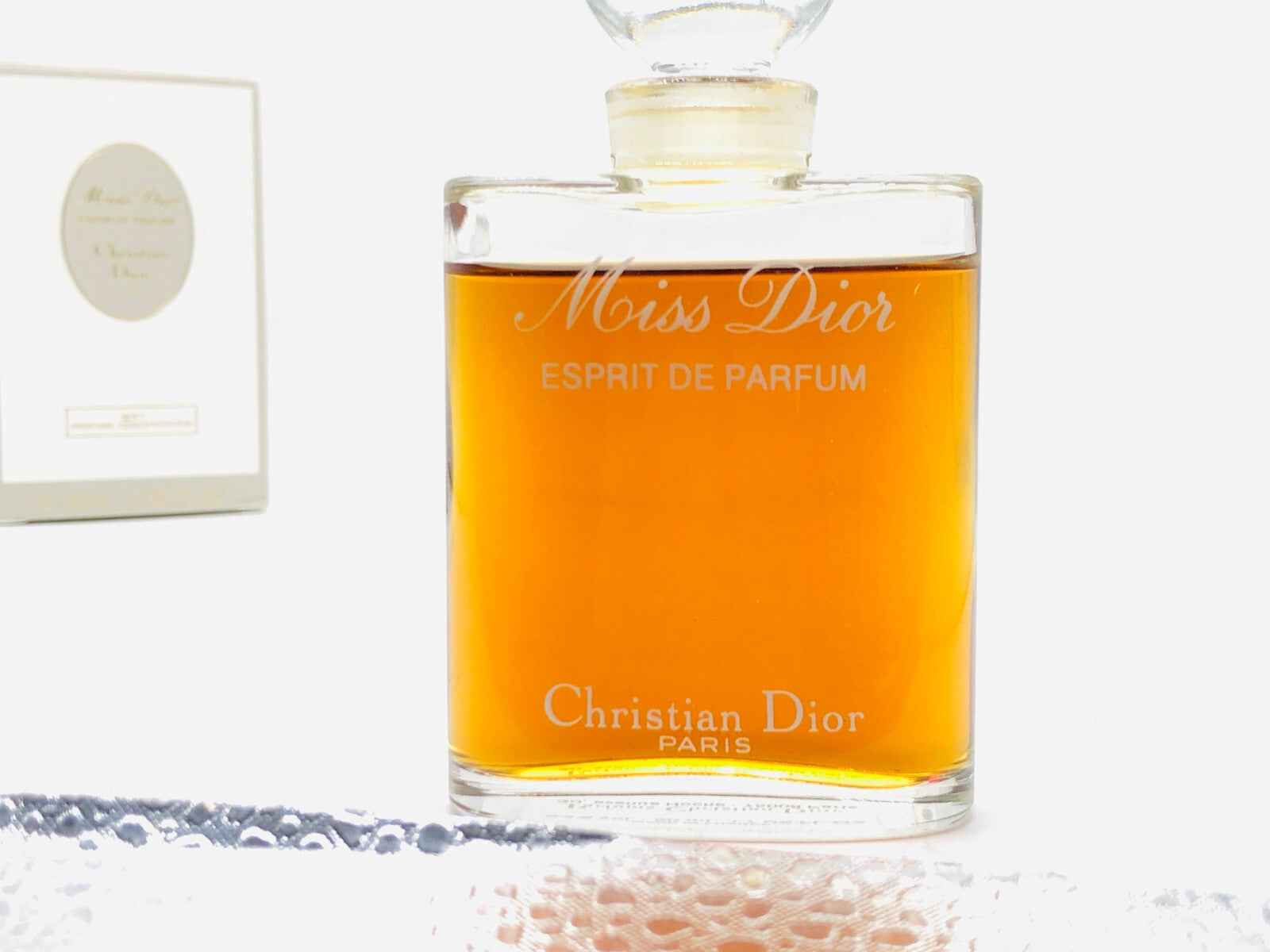 Profumo Miss Dior Vintage in bottiglia elegante con essenza dorata e targa Christian Dior