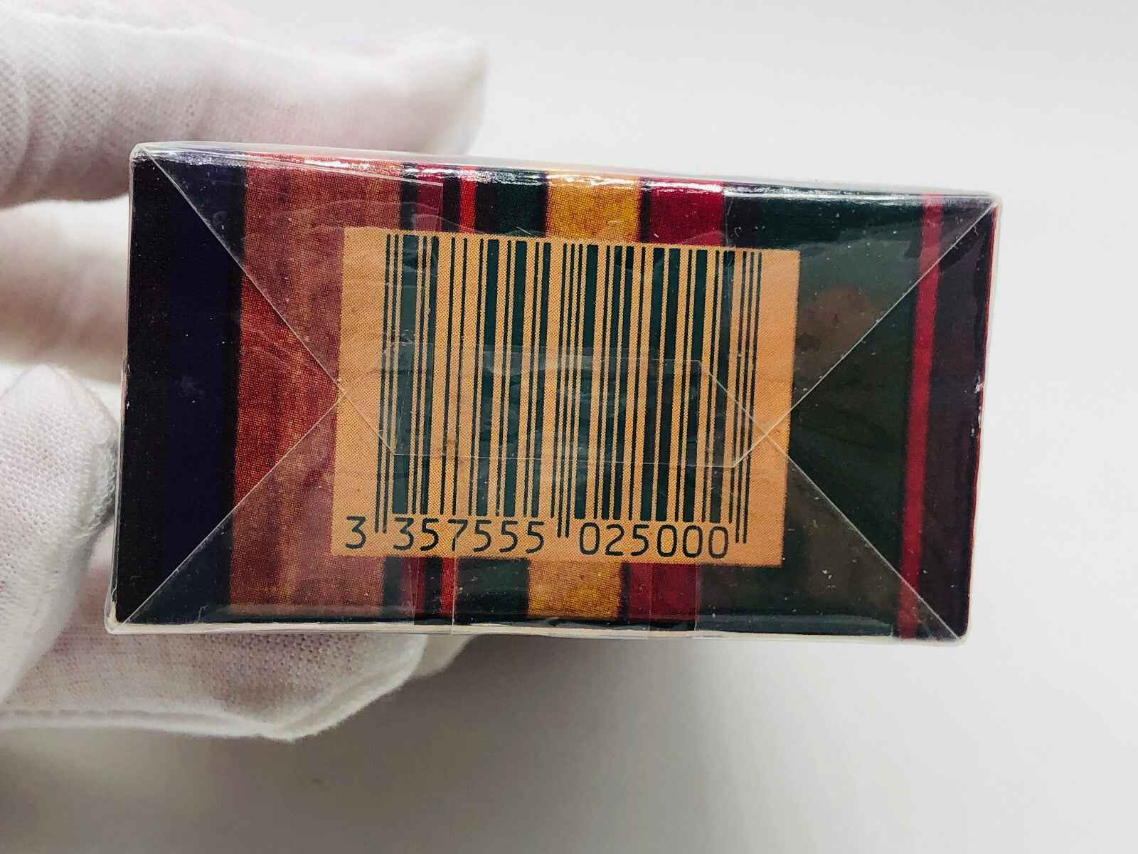 Scatola di Daniel Hechter Caractere Vintage con dettagli a righe colorate e codice a barre sul lato