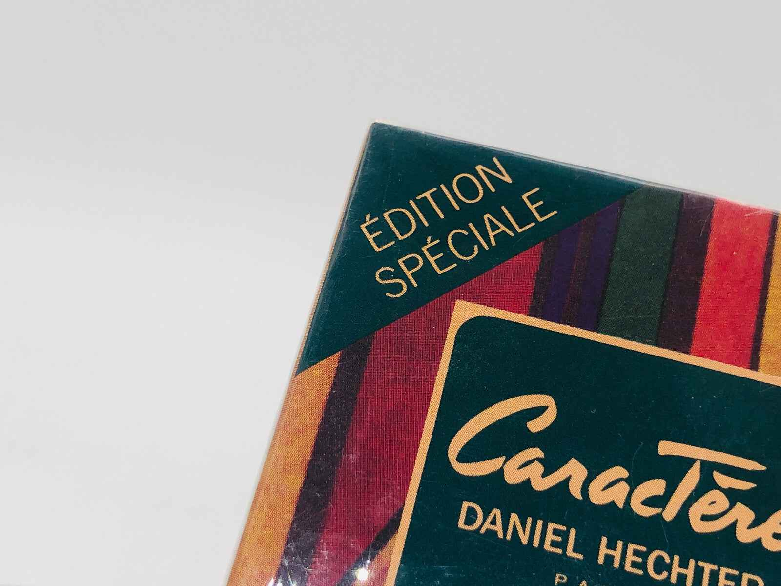 Scatola edizione speciale Caractere Vintage di Daniel Hechter con design colorato e distintivo