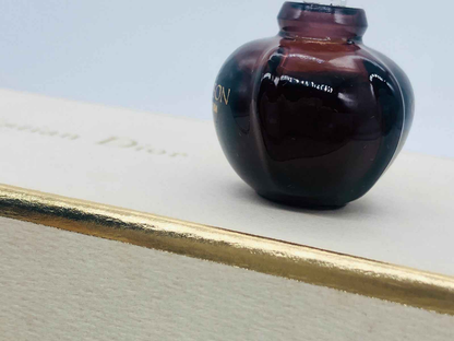 Bottiglia di profumo Dior La Collection Parfum su sfondo elegante con dettagli dorati