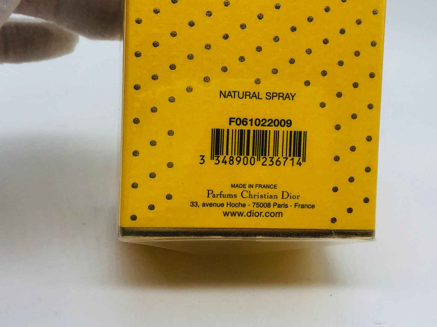 Scatola profumo Dolce Vita di Dior con spray naturale in confezione gialla e dettagli sulla produzione