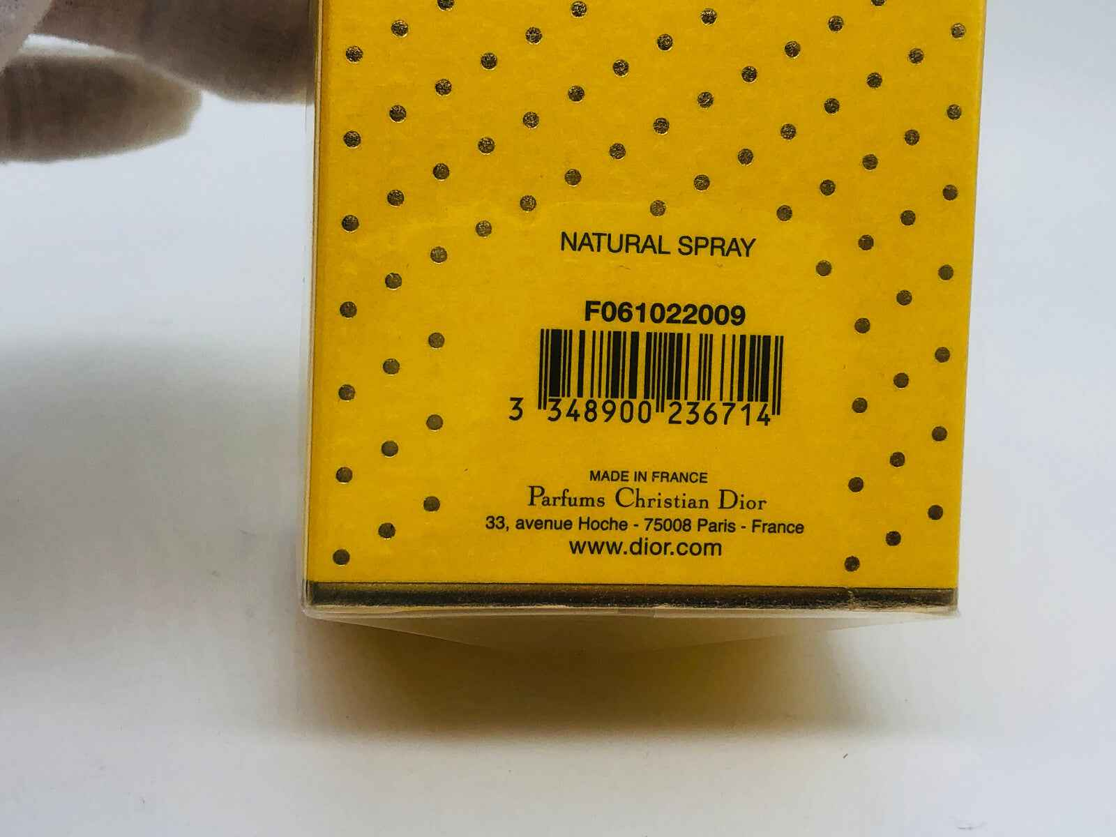Scatola profumo Dolce Vita di Dior con spray naturale in confezione gialla e dettagli sulla produzione