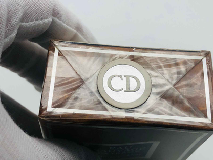 Dettaglio della confezione di profumo Dior Sauvage Extreme con logo CD sul tappo