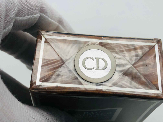 Dettaglio della confezione di profumo Dior Sauvage Extreme con logo CD sul tappo