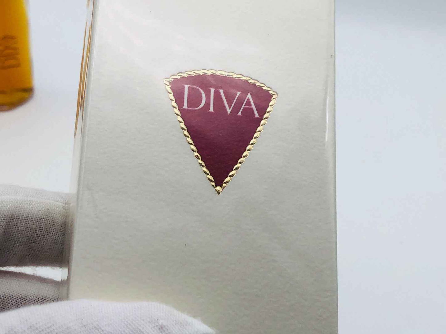 Scatola del profumo Diva Ungaro Vintage con logo elegante in rilievo su sfondo chiaro
