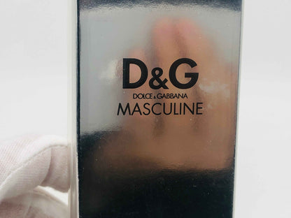 Scatola di Dolce E Gabbana Masculine con marchio D&G stampato in nero su fondo argentato