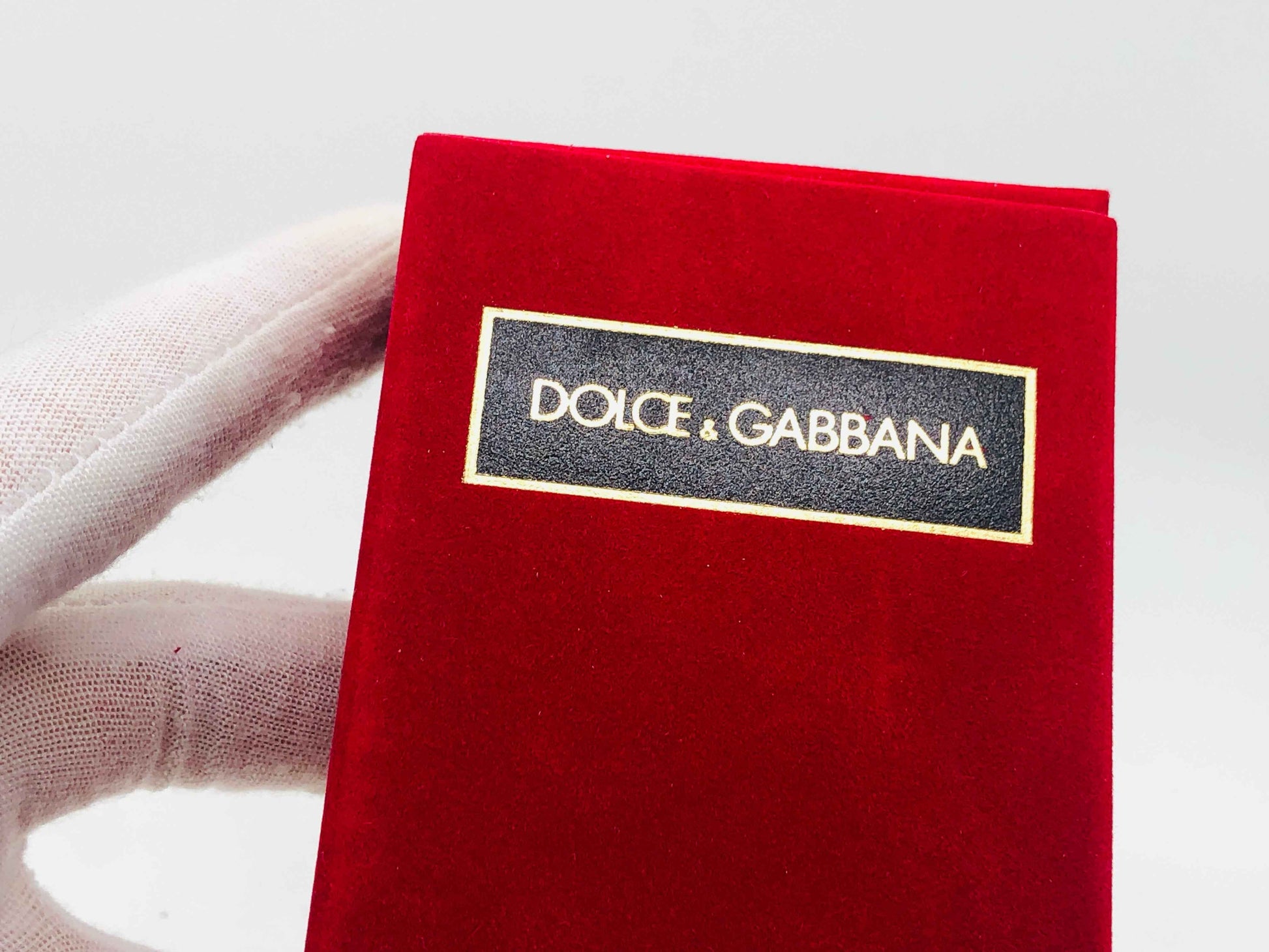 Confezione elegante del Profumo Dolce E Gabbana Classico in rosso con il logo distintivo
