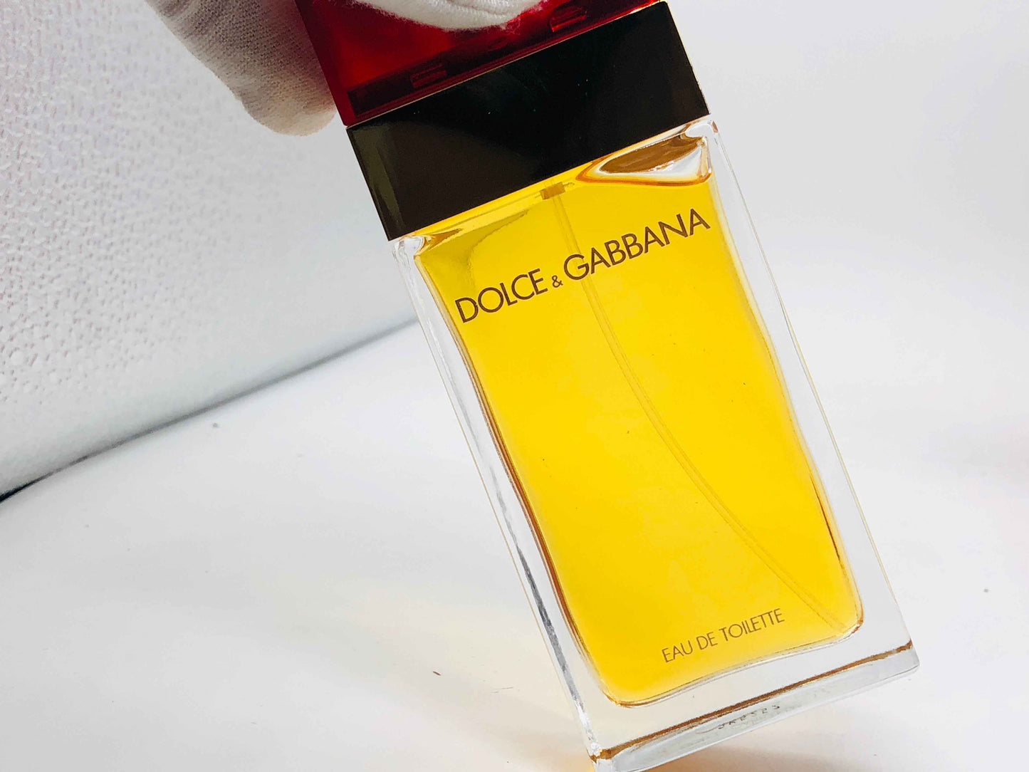 Flacone di Profumo Dolce E Gabbana Classico in vetro trasparente con tappo rosso