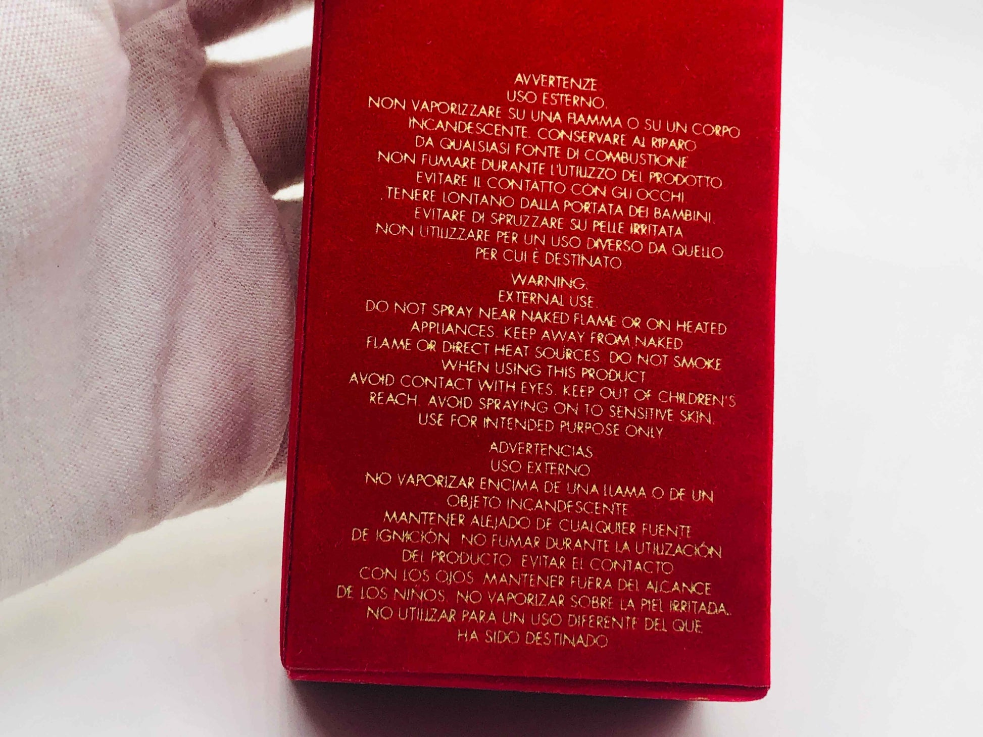 Confezione rossa del Profumo Dolce E Gabbana Classico con avvertenze sul retro.