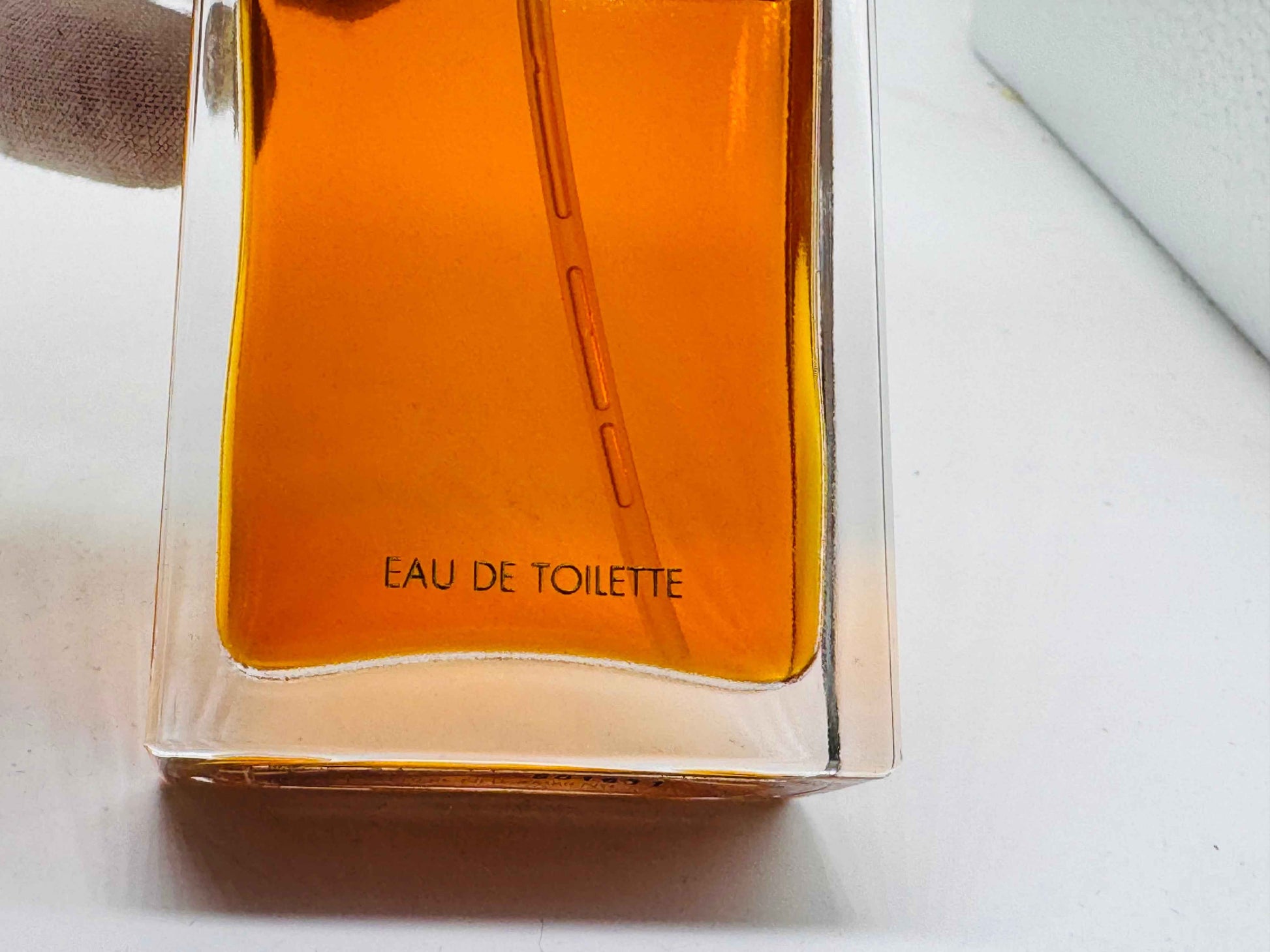 Flacone di profumo Dolce E Gabbana Red Eau de Toilette con tonalità arancione vivace