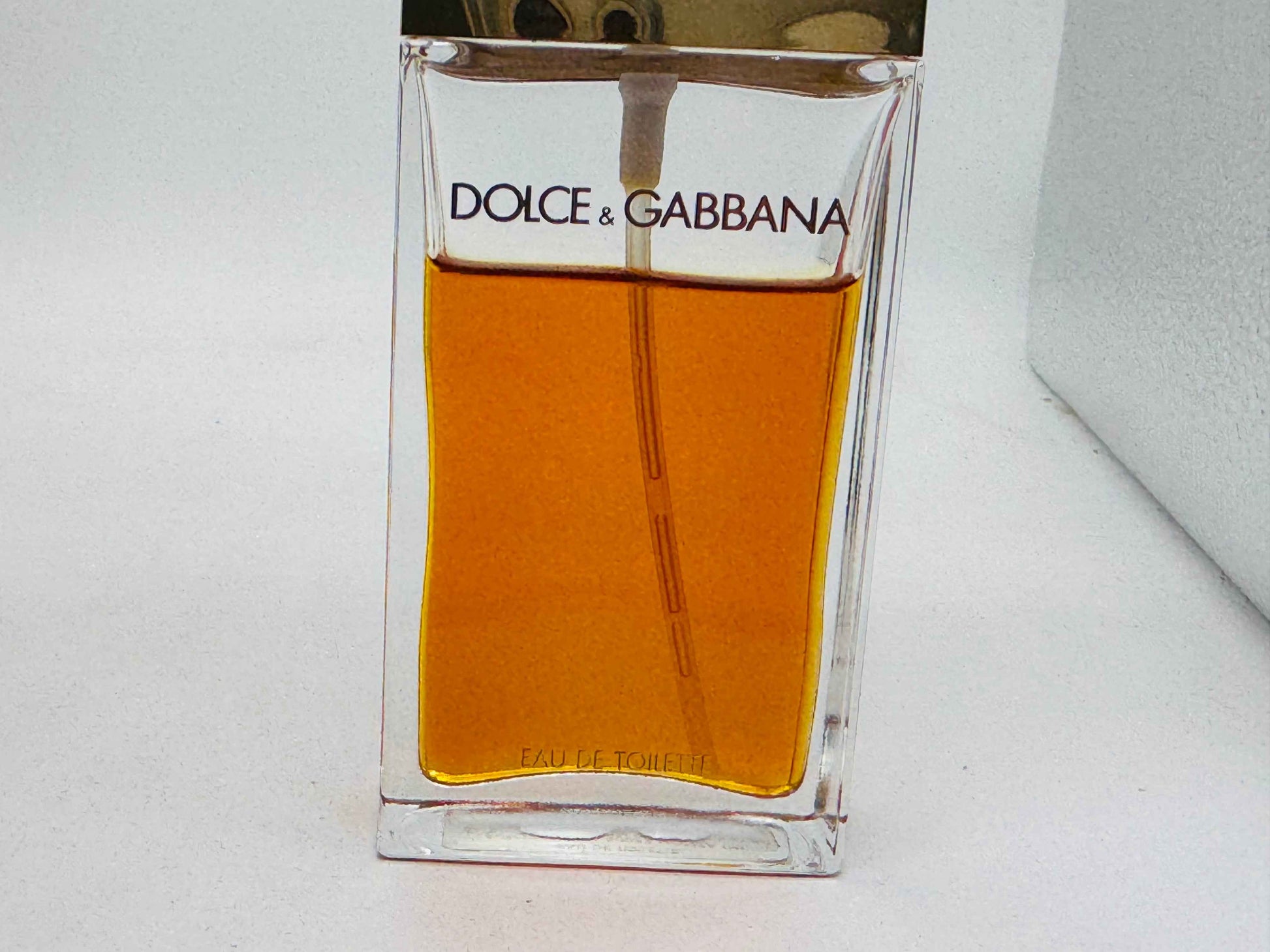Profumo Dolce E Gabbana Red in flacone trasparente con tappo dorato per un'eleganza senza tempo