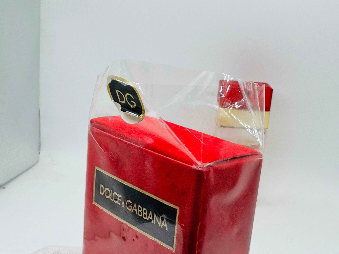 Scatola del profumo Dolce E Gabbana Red, elegante con finiture dorate e design rosso distintivo