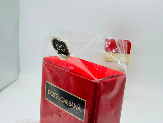 Scatola del profumo Dolce E Gabbana Red, elegante con finiture dorate e design rosso distintivo