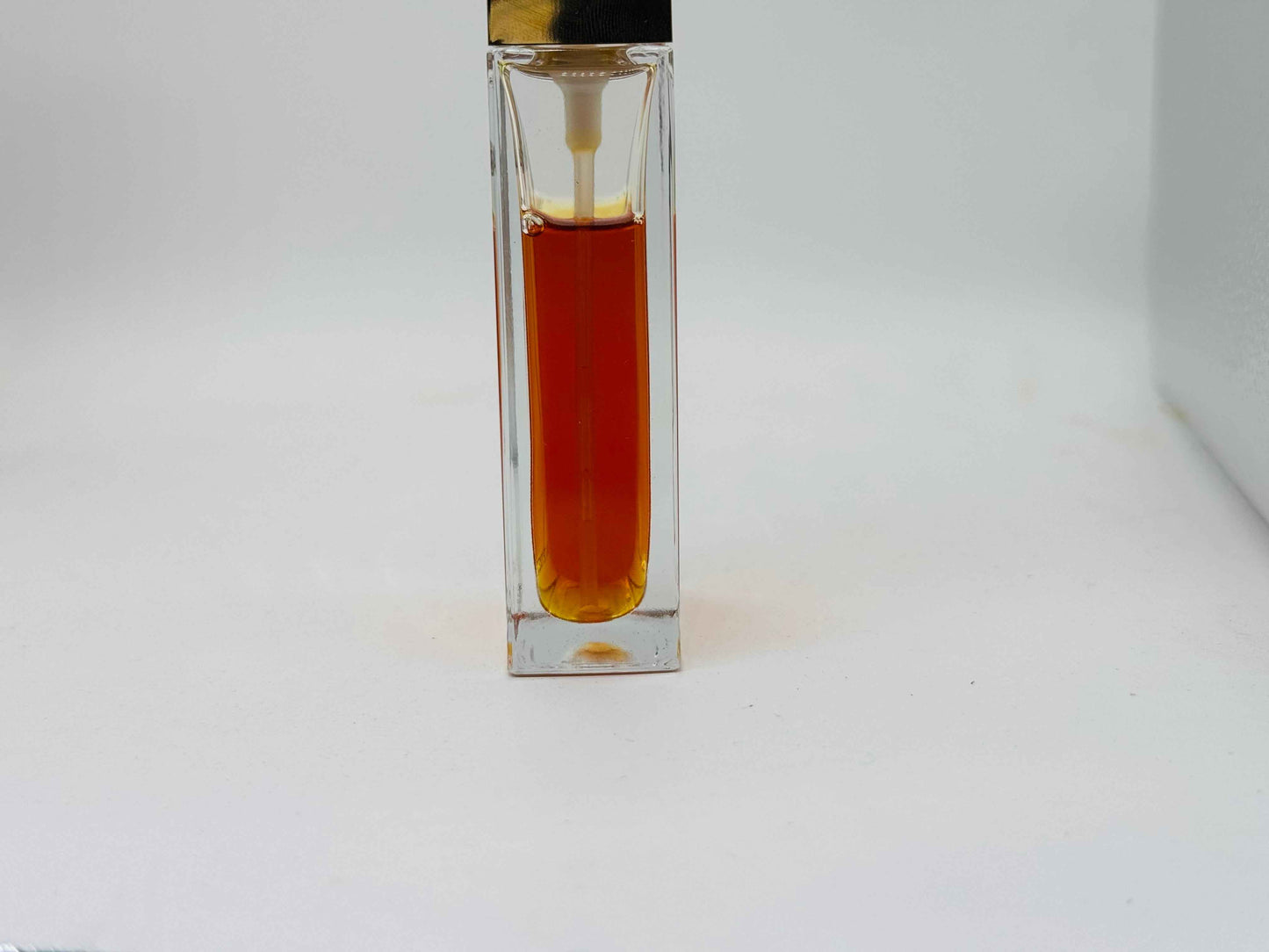 Profumo Dolce E Gabbana Red in flacone elegante trasparente con liquido ambrato