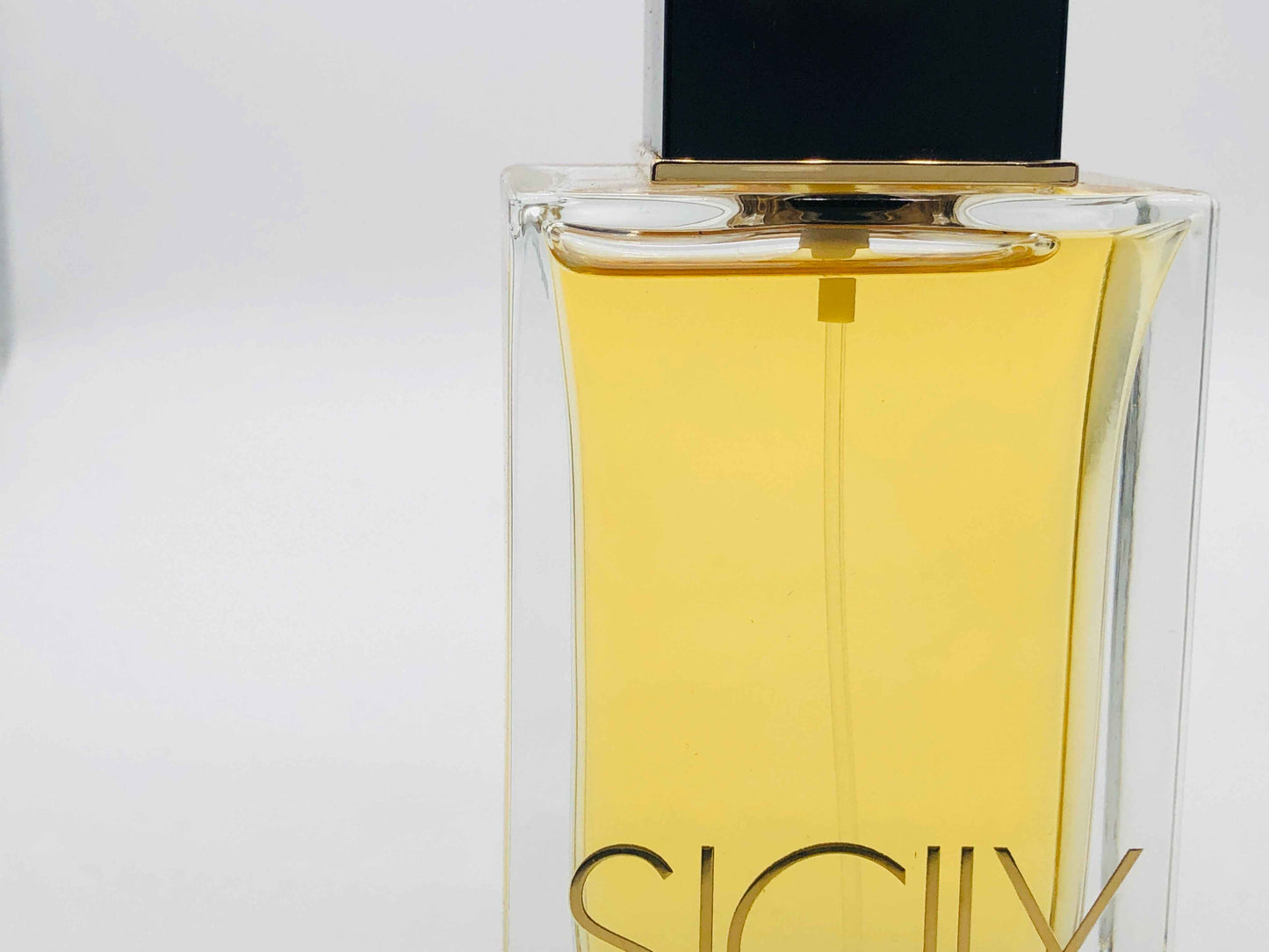Flacone di profumo Dolce E Gabbana Sicily con design elegante e fragranza irresistibile