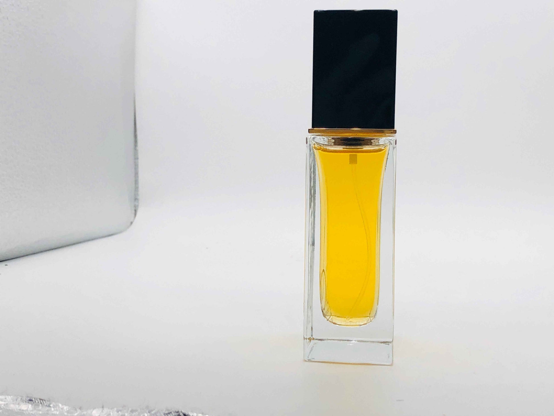 Flacone di profumo Dolce E Gabbana Sicily con elegante design e fragranza dorata
