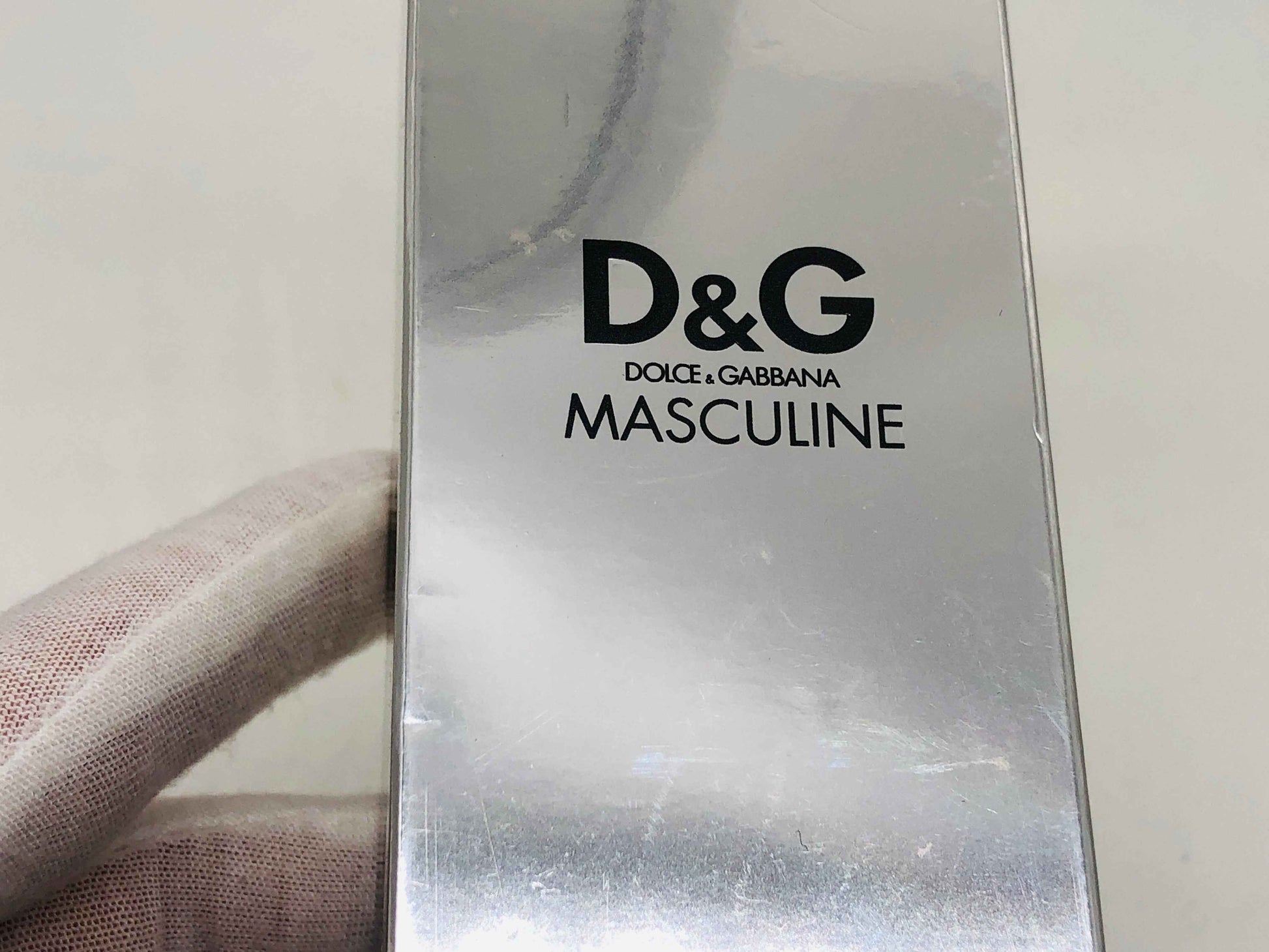 Confezione di profumo Dolce E Gabbana Masculine con riflesso argentato elegante e logo distintivo