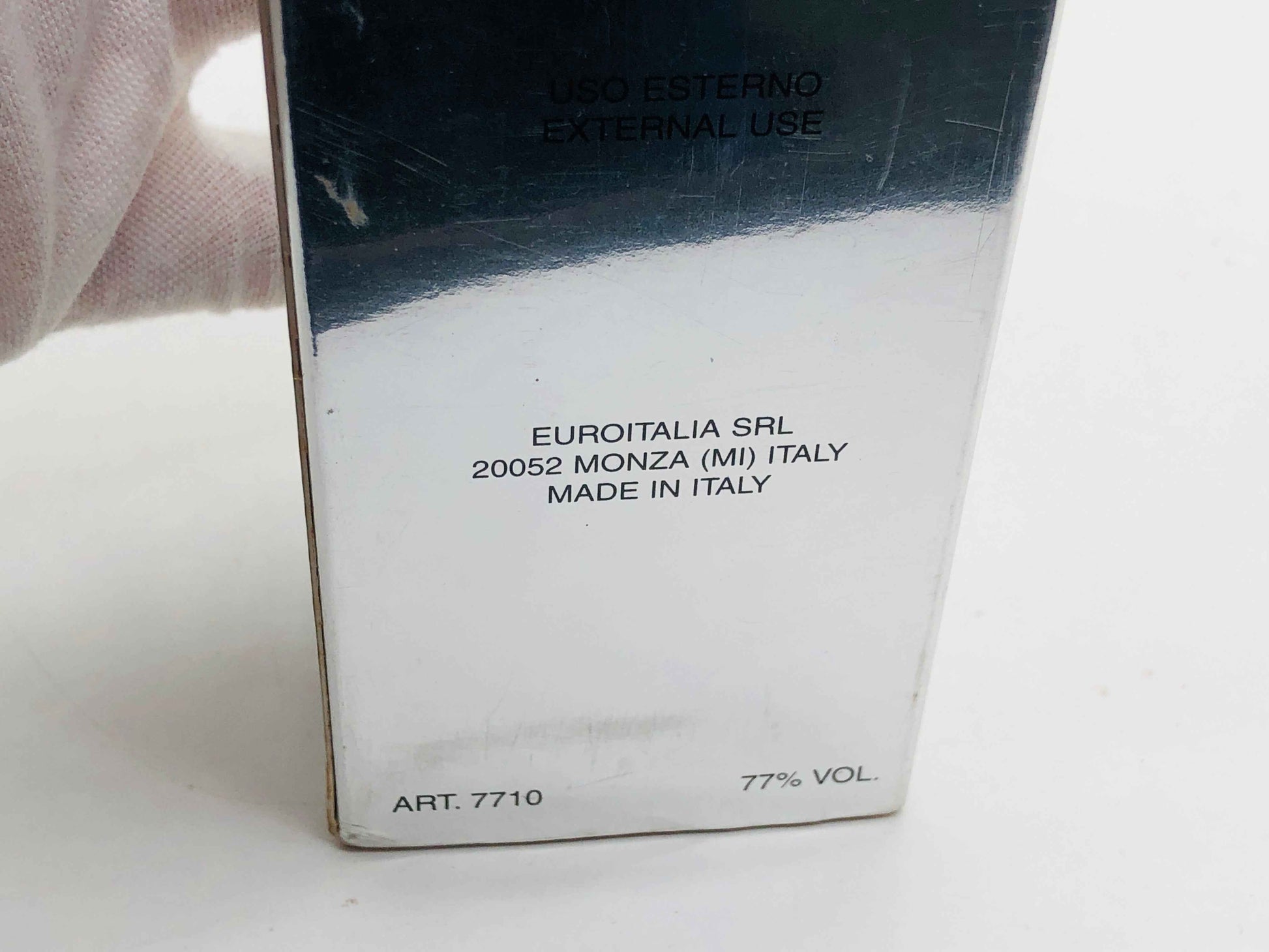 Scatola del profumo Dolce E Gabbana Masculine con dettagli in argento e informazioni di fabbricazione