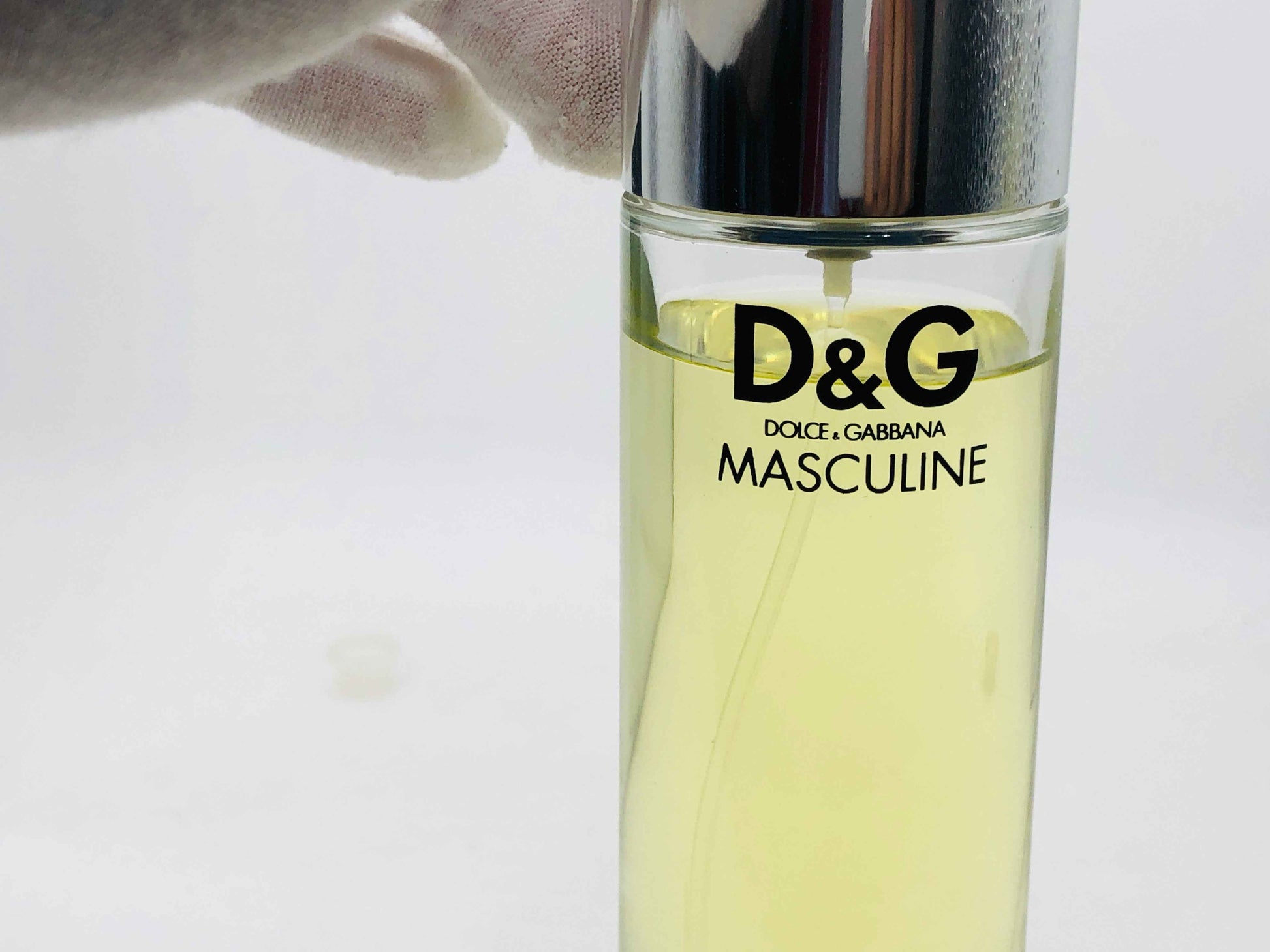Flacone di profumo Dolce E Gabbana Masculine con etichetta D&G e aroma distintivo