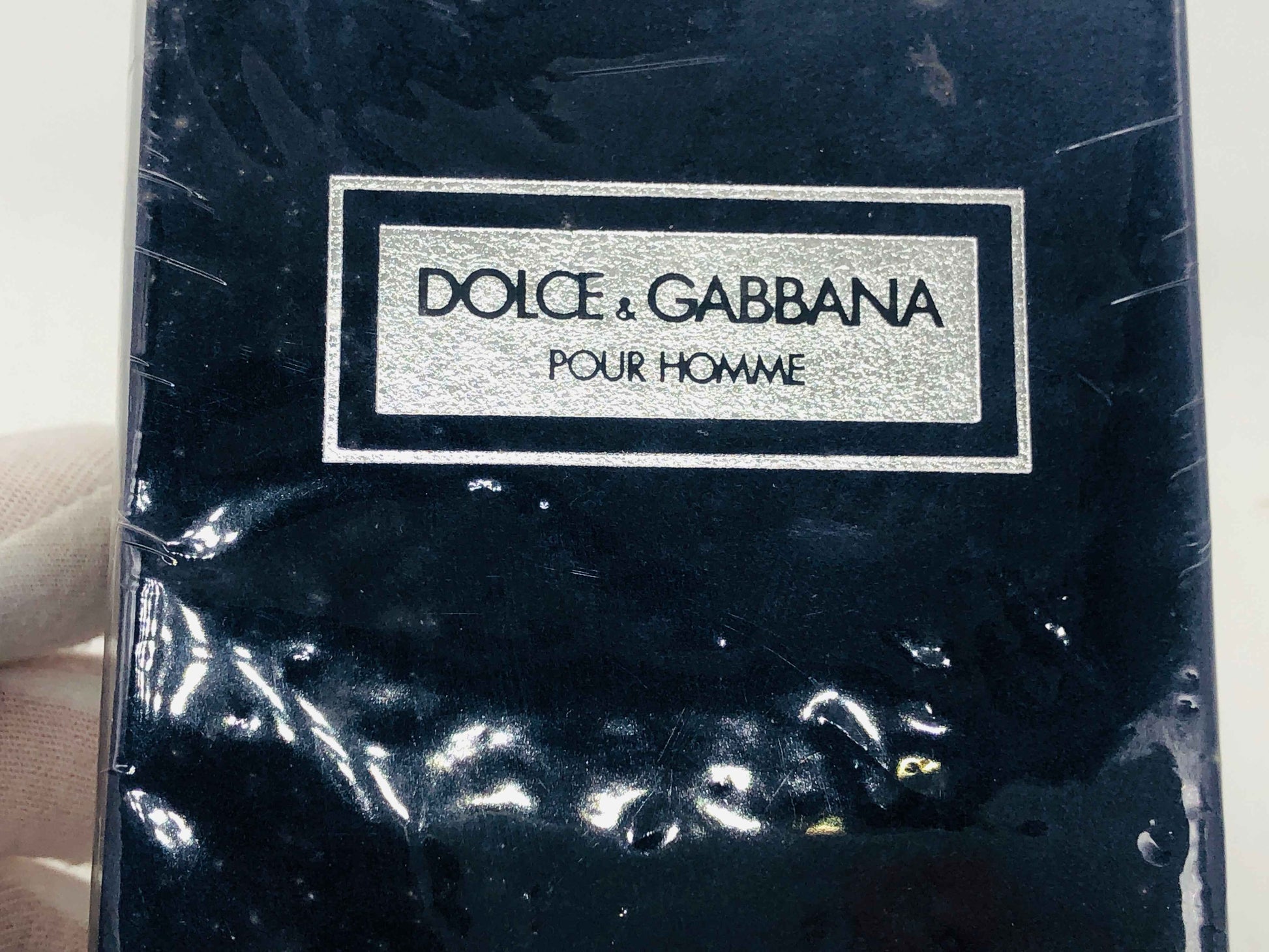 Confezione del profumo Dolce & Gabbana Pour Homme con etichetta elegante e design raffinato