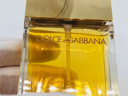 Profumo Dolce E Gabbana in un elegante flacone trasparente con un tappo dorato, ideale per ogni occasione
