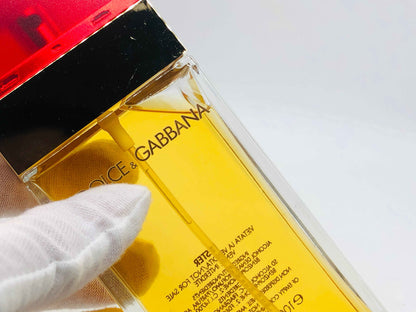 Flacone di profumo Dolce E Gabbana con etichetta chiara e design elegante