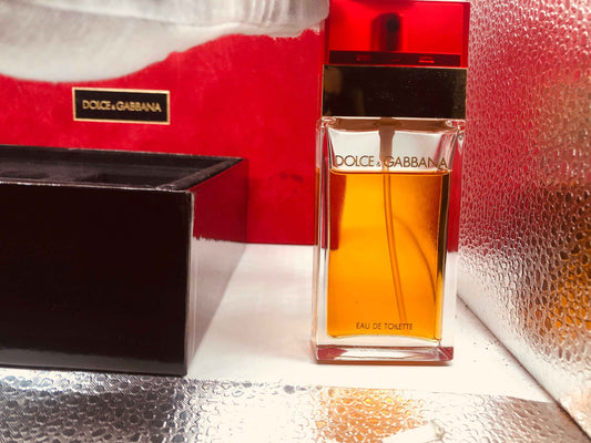 Flacone di profumo Dolce & Gabbana Red Vintage con design elegante e colore dorato