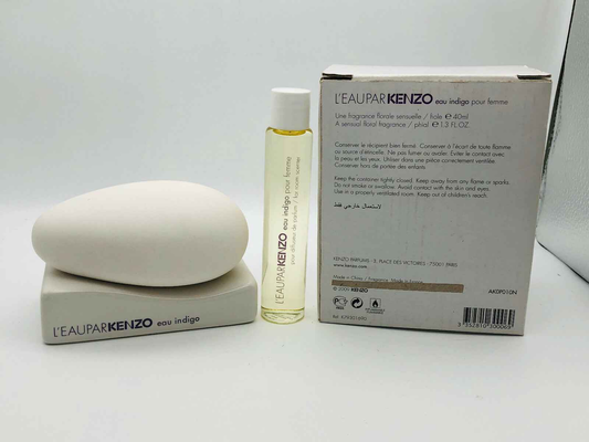 L'Eau Par Kenzo Indingo Femme in flacone con supporto elegante e confezione raffinata.