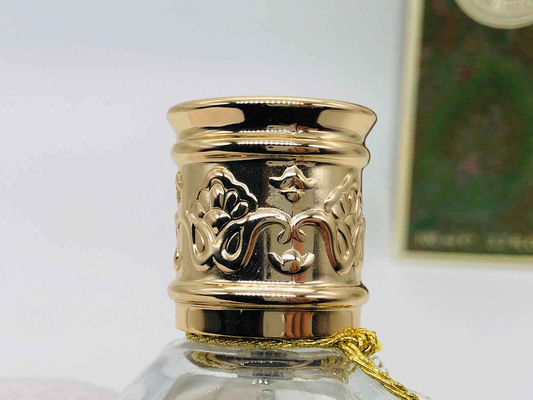 Dettaglio del tappo dorato del profumo Etro Musk Vintage con elegante design ornamentale
