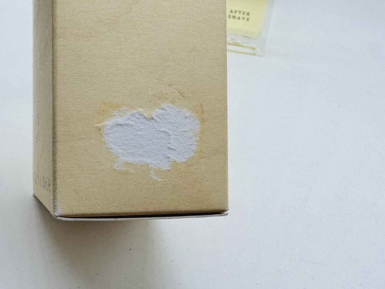 Scatola di Fendi Life Essence con un'area riparata in bianco che mostra qualche segno d'uso