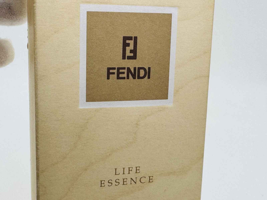 Scatola Fendi Life Essence con logo in evidenza su fondo dorato per una presentazione eleganza