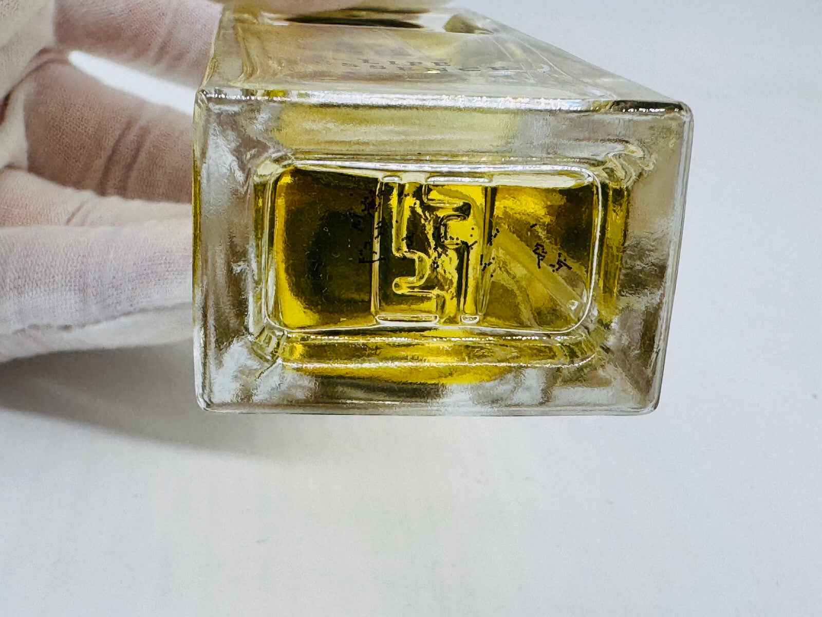 Bottiglia di profumo Fendi Life Essence con design elegante e fragranza unica in esposizione