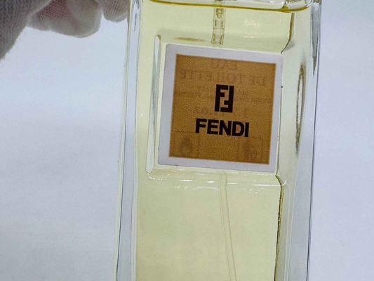 Flacone di profumo Fendi Life Essence con etichetta elegante e aroma unico