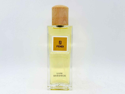 Profumo Fendi Life Essence in flacone elegante con tappo in legno per un'esperienza olfattiva raffinata