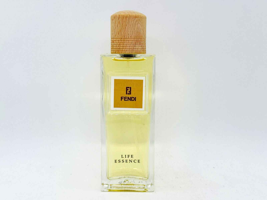 Profumo Fendi Life Essence in flacone elegante con tappo in legno per un'esperienza olfattiva raffinata