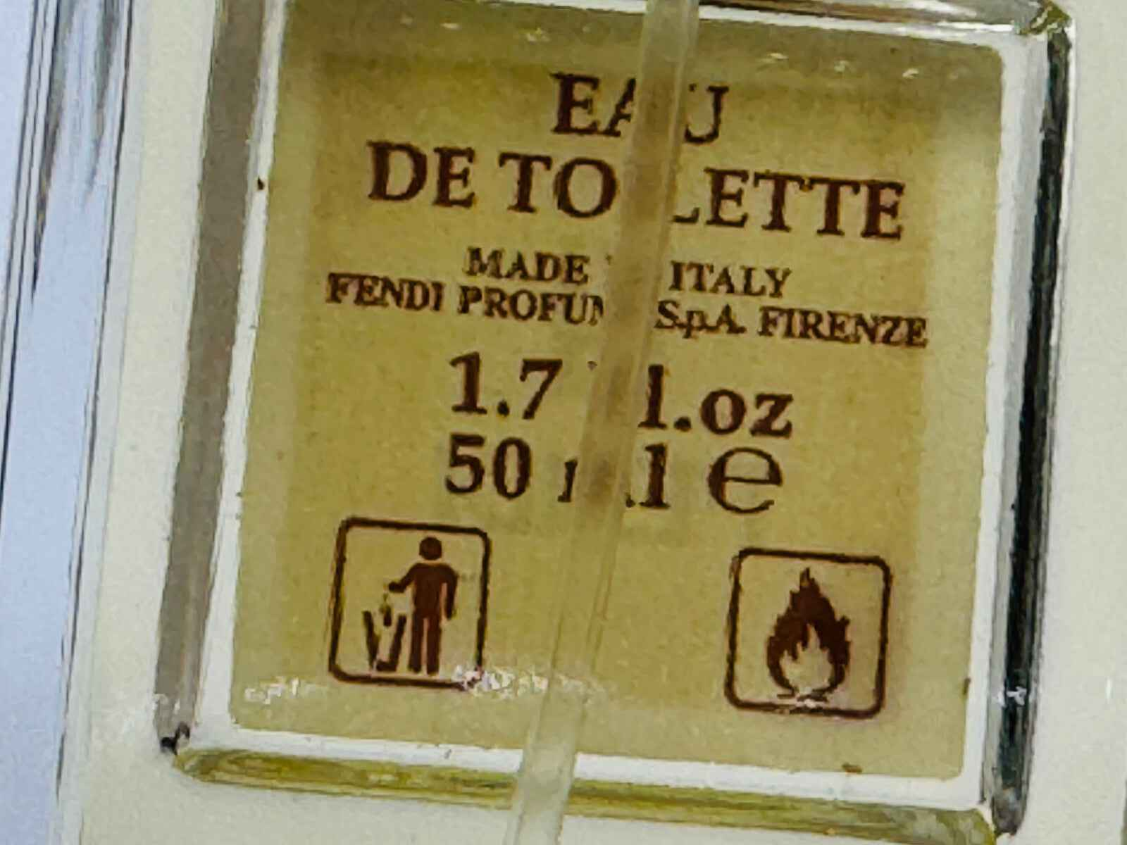 Flacone di Eau de Toilette Fendi Profumo Life Essence da 50 ml con etichetta e design elegante