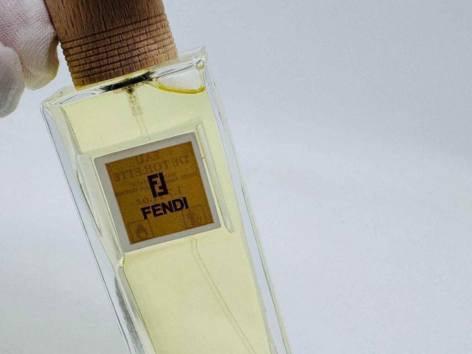 Profumo Fendi Life Essence in flacone trasparente con tappo in legno, ideale per tutti i giorni