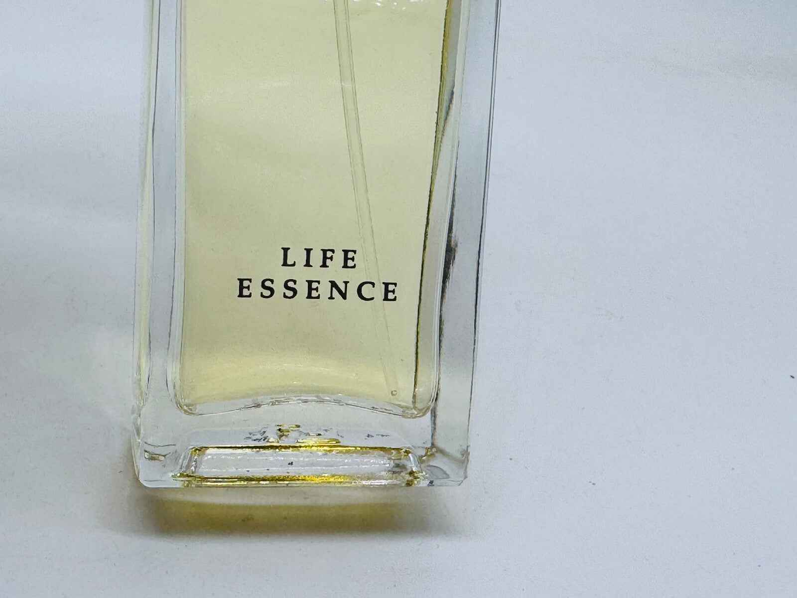 Flacone di profumo Fendi Life Essence con design elegante e sofisticato