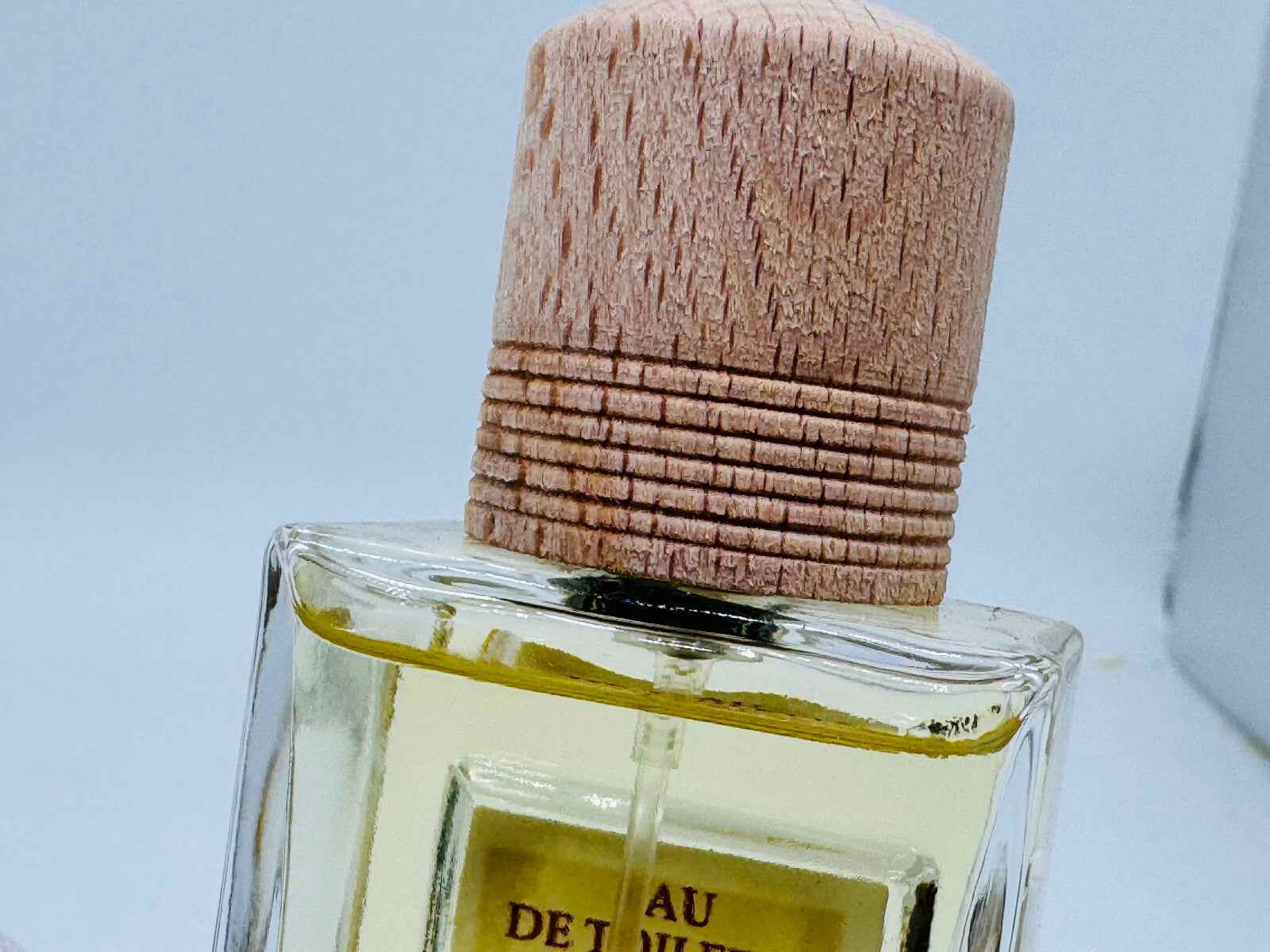 Flacone di profumo Fendi Life Essence con tappo in legno elegante e design sofisticato
