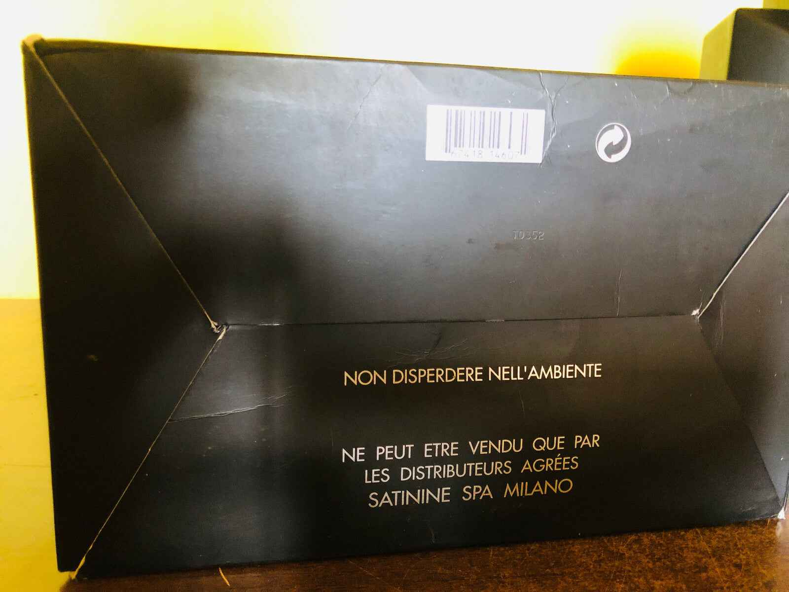 Scatola del Profumo Ferrari Black Vintage con istruzioni per la conservazione e avvertenze ambientali