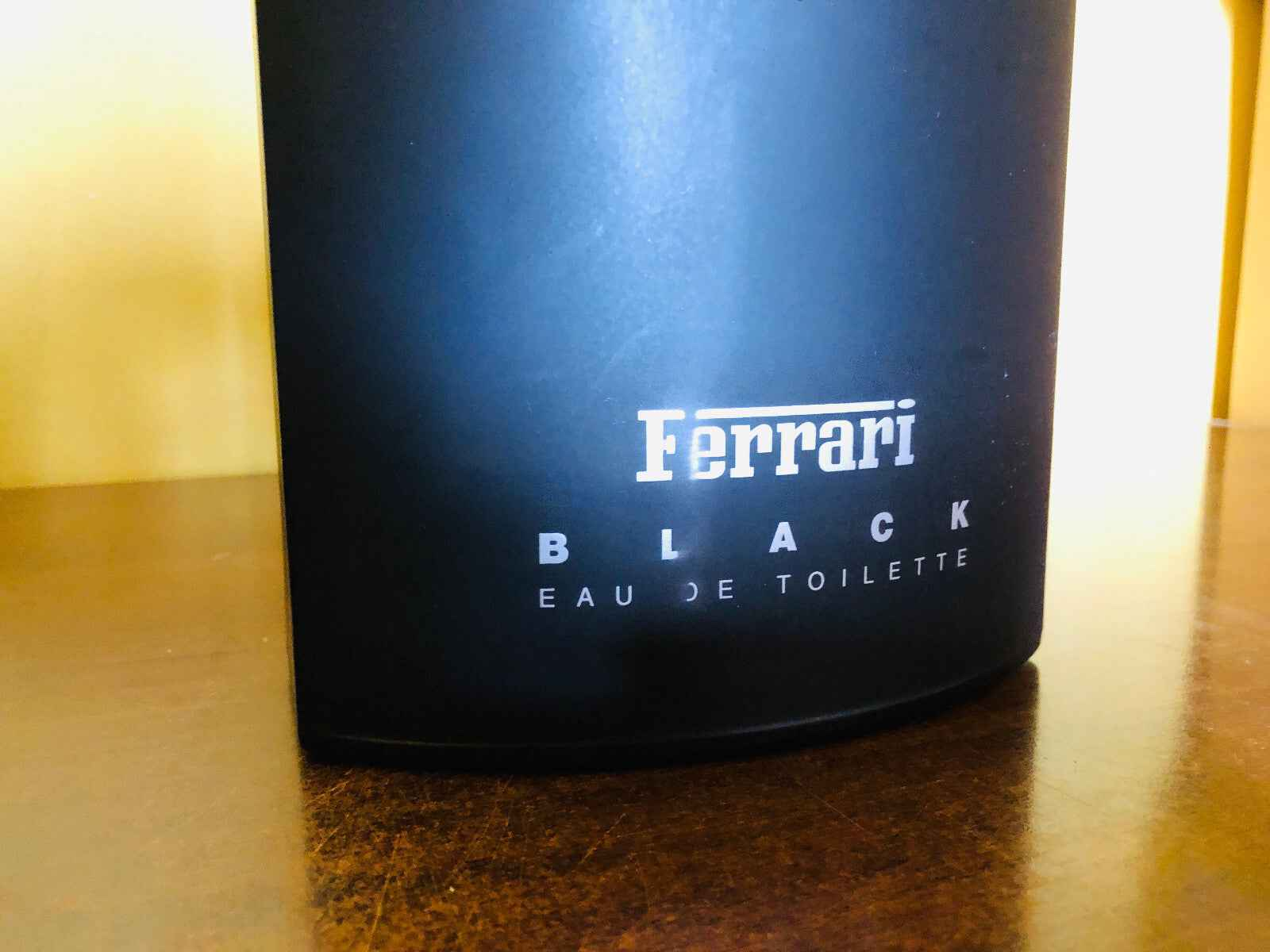 Profumo Ferrari Black Vintage in bottiglia elegante per un aroma raffinato e seducente