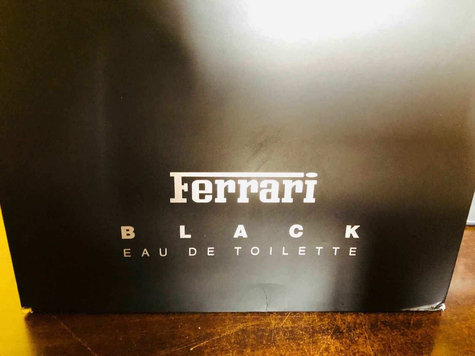 Scatola del profumo Ferrari Black Vintage Eau de Toilette con design elegante e logo distintivo